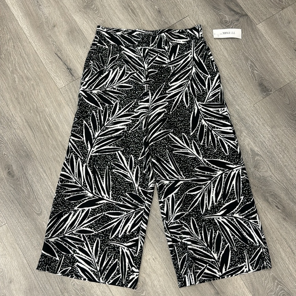 Women’s Tropical Wide Leg Palazzo Pant Size Medium Black White Leaf NWT